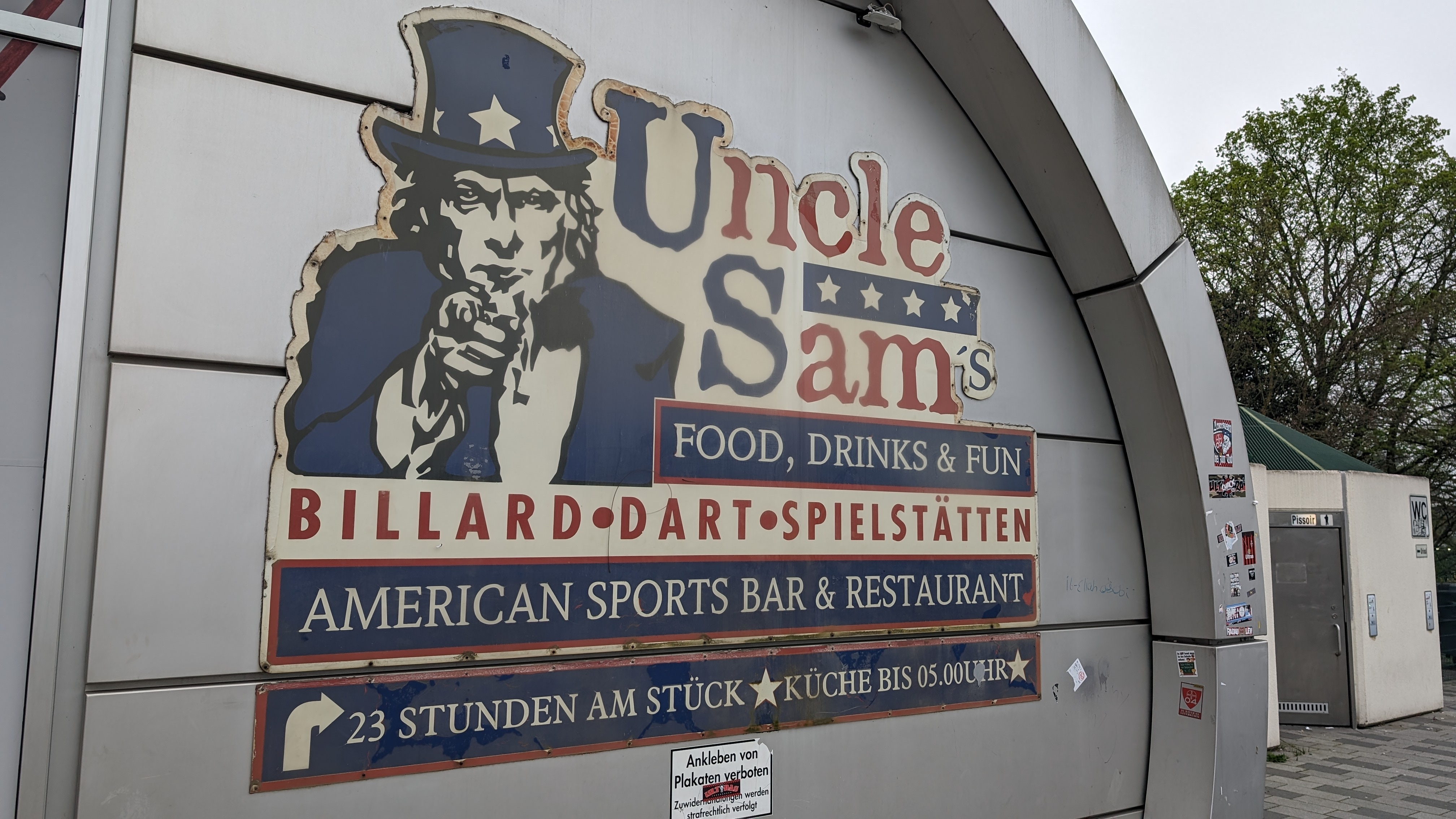 Werbung für den Uncle Sam am Busbahnhof in Wiesdorf
